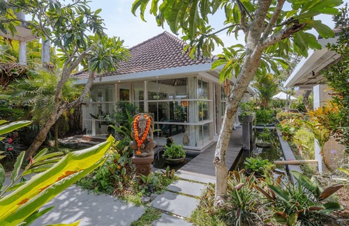 Babakan Villa | Cozy 3 BR Villa with beautiful Garden & Pool
