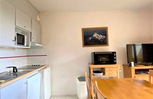 La Joue du Loup Ski Chalet | Cozy 3-Room Chalet for 7 with Shared Pool and Sauna in Les Flocons du Soleil