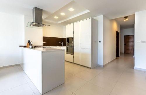 Il-Balluta Apartment | Cozy 3BD Seaside Apartment! WiFi and Great Location!