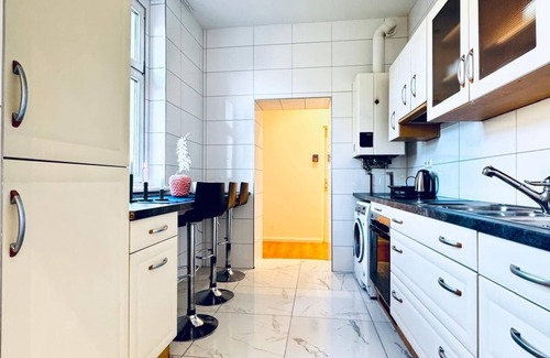 Liesing Apartment | Cozy 3BR Apt Near Kaufpark Alterlaa
