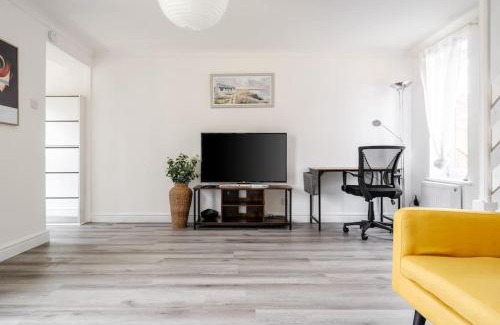 Manchester Apartment | Cozy 3BR Home - Games - Sleeps 9