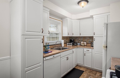 Central Clintonville House | Cozy 3BR: King Bed, Pool Table, Free Parking, Near OSU & Convention Center!