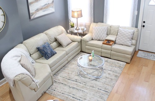 Kensington House | COZY 3BR Townhouse with HOT TUB! Free Disney+ &Netflix!