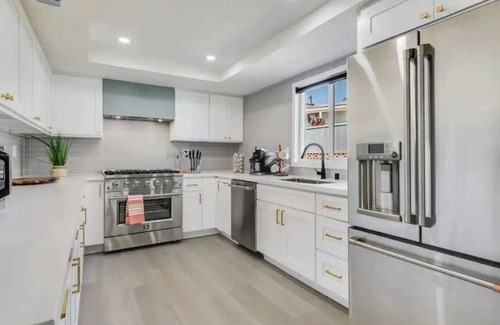 North Tustin Villa | Cozy 4 BD house 12 mins to Disney snd Beach sleeps 10 heated pool