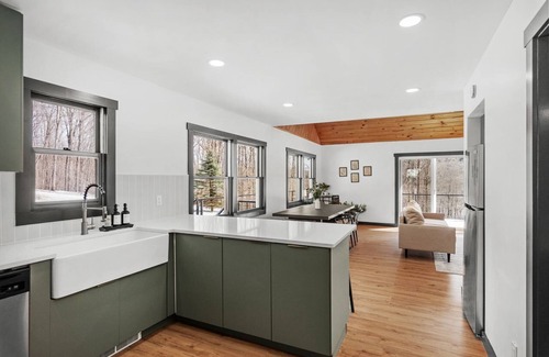Jewett Cabin | Cozy 4-Bedroom Modern Mountaintop Retreat in Jewett
