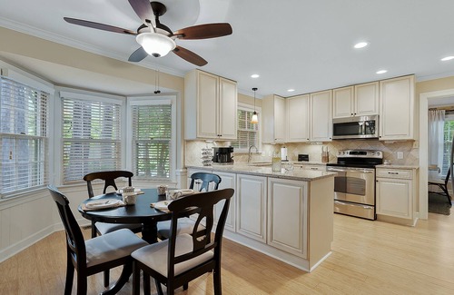 Cary House | Cozy 4bd Home - NC State & Airport nearby - BBQ