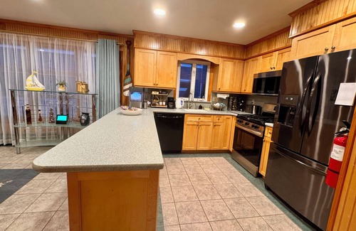 Brick House | Cozy 4BR Lagoon Cottage, King Bed, Hot Tub, Game Room, Gym, Family Fun, kayaks