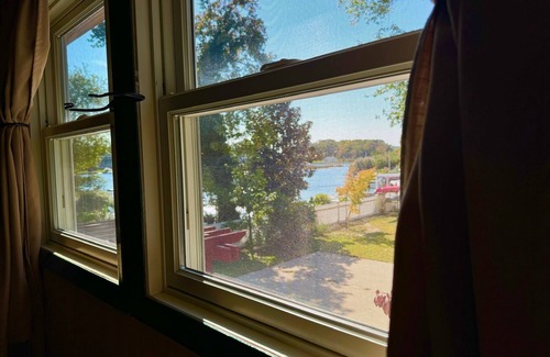 Brick House | Cozy 4BR Lagoon Cottage, King Bed, Hot Tub, Game Room, Gym, Family Fun, kayaks