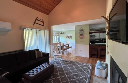 Lincoln House | Cozy 5 Bed 3 Bath Townhome across from Loon Mountain