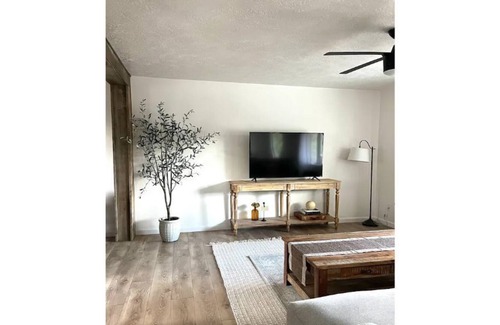 Veterans Park House | Cozy 5 Bedroom House On The Boise Greenbelt!