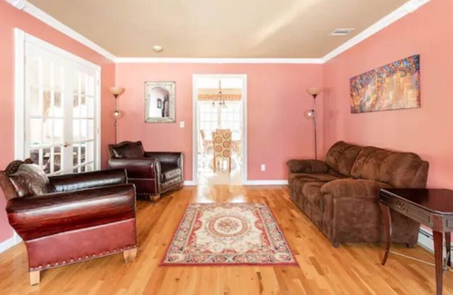 Monroe House | Cozy 5 bedrooms colonial surrounded with nature
