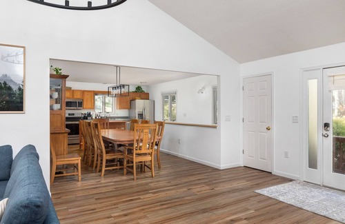 McGaheysville House | Cozy 5BR house with Hot Tub Private Patio Games Fire Pit in Massanutten