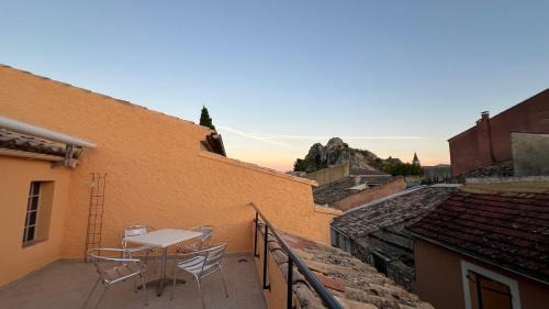 Pierrelatte Apartment | Cozy 60M T4 duplex avec terrasse roof-top