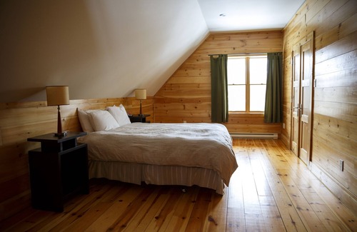 Lac Superieur Village Cabin | Cozy 8 person Log Cabin in Mont Tremblant w/hot tub and indoor fireplace