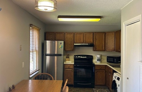 Hancock Condo | Cozy Accommodations w/Fireplace, Full Kitchen & More!