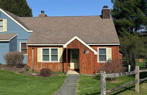Hancock Condo | Cozy Accommodations w/Fireplace, Full Kitchen & More!