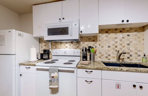 Intermountain Apartment | Cozy Alpine Studio w/High-End Mattresses, Hot Tub & Full Kitchen