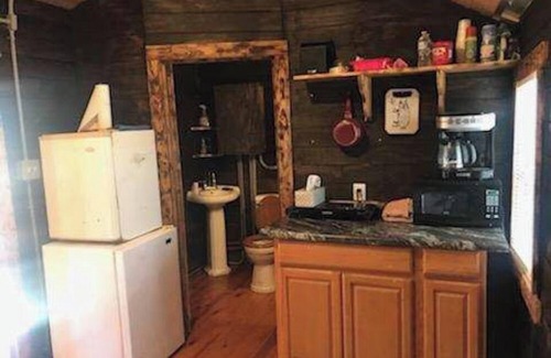 McArthur Cabin | Cozy Amish Log Cabin, Near Caves, Grill, Fire Pit, DirecTV, High-Speed WiFi!