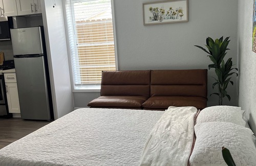 Houston Apartment | Cozy and centric private guesthouse with easy access around Houston’s downtown!