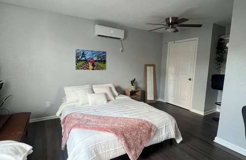 Houston Apartment | Cozy and centric private guesthouse with easy access around Houston’s downtown!