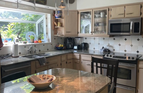 Skaneateles House | Cozy and charming 3 bedroom home just a short walk to Skaneateles Village & Lake