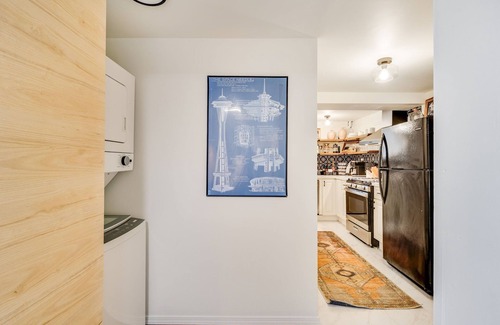 University District Cottage | Cozy and Chic 2BD/2BA Basement Suite with AC in U District 15 min Walk to Campus