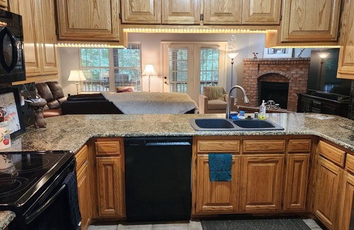 Bella Vista House | Cozy and Clean! Quiet Cul de sac, Screened Porch, Attached Garage, and Fire Pit!