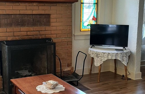 Eureka House | Cozy and Comfortable Furnished Home in great neighborhood