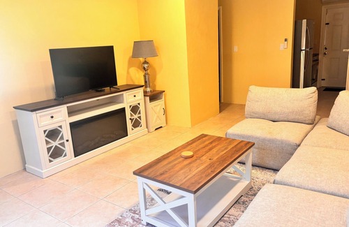 Gambier Apartment | Cozy and Convenient Tropical Gardens Retreat