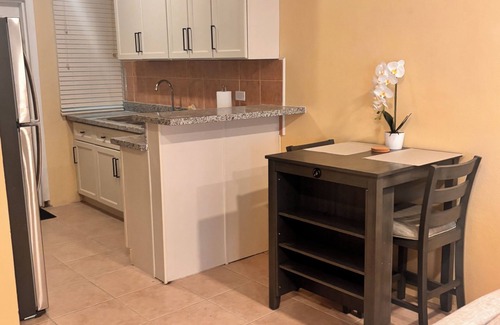 Gambier Apartment | Cozy and Convenient Tropical Gardens Retreat