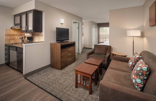 Englewood Apartment | Cozy and Laptop-friendly Studio | Pool & Gym.