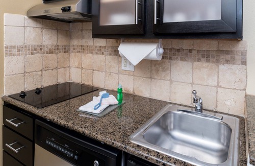 Englewood Apartment | Cozy and Laptop-friendly Studio | Pool & Gym.