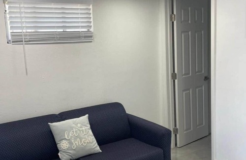 Greenacres House | Cozy and Peaceful House in WPB close to the airport and main highways