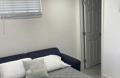 Greenacres House | Cozy and Peaceful House in WPB close to the airport and main highways