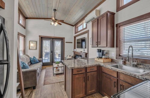 Tracy City Cottage | Cozy and quiet lake & mountain tiny home retreat. Fire pit + pet friendly!