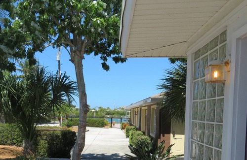 Laurel House | Cozy and spacious cottage with a short walk to the beach!
