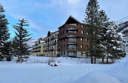 La Salle-les-Alpes Apartment | Cozy apartment with piste access, 2 bedrooms, shuttle, pet-friendly