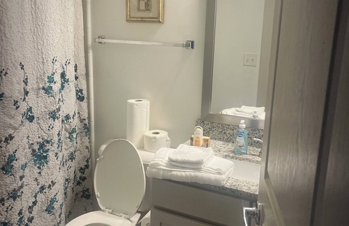 Lebanon Apartment | Cozy Apartment 2bd 2ba with balcony. Washer and dryer included. Full kitchen.