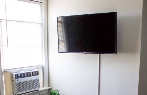 Old Town Fredericksburg Apartment | Cozy apartment above coffee shop! FREE parking