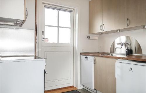 Sandkaas Apartment | Cozy Apartment In Allinge With Wifi