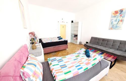 Neulerchenfeld Apartment | Cozy Apartment in Lugner City Area