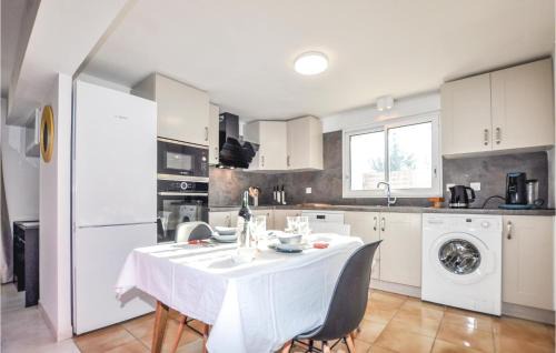 Vinassan Apartment | Cozy Apartment In Vinassan With Wifi