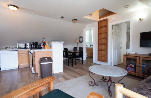 June Lake Apartment | Cozy apartment located on Main St. June Lake