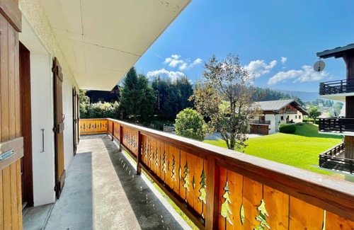 Crest-Voland Apartment | Cozy apartment, ski-in ski-out, balcony, parking
