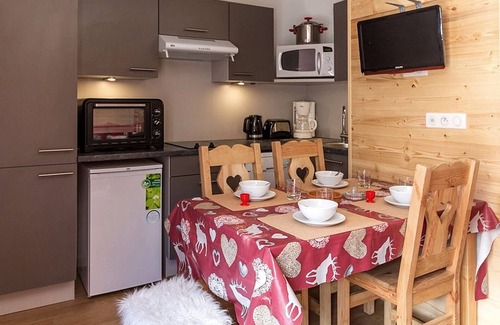 Les Bruyeres Apartment | Cozy apartment with terrace, ski-in/ski-out