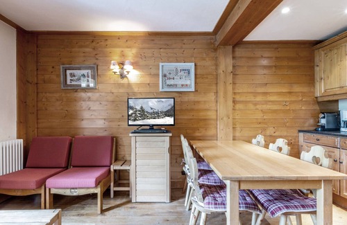 Val-d'Isere Apartment | Cozy Apartment with Warm Tones, WiFi, and Balcony in La Roche des Fours Residence