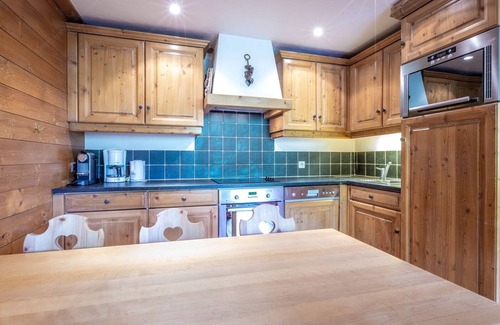 Val-d'Isere Apartment | Cozy Apartment with Warm Tones, WiFi, and Balcony in La Roche des Fours Residence