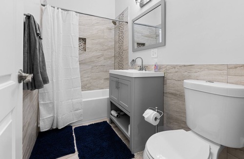 Woodlawn Apartment | Cozy Apartment with Location near the University of Chicago & Lake Shore Drive