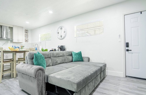Tavares Apartment | Cozy APT~ 1-bedroom with additional pull out Sofa bed, Patio and Firepit & more!