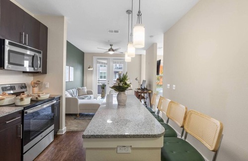 Courier City - Oscawana Apartment | Cozy Apt Downtown | Pool/Gym/Free Parking-F